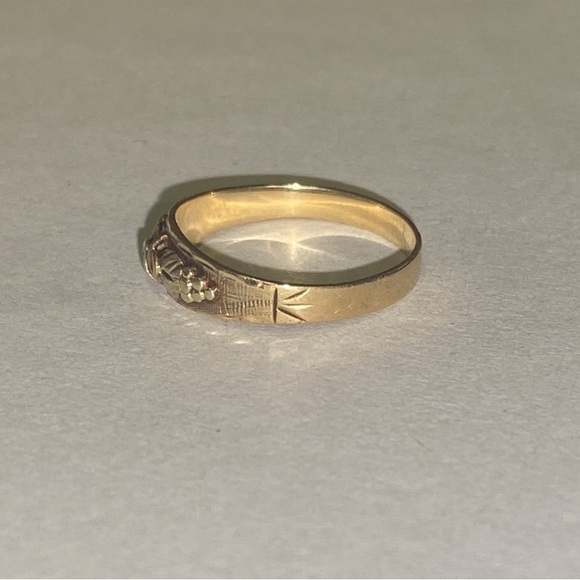 10K - 12K Black Hills Gold Pinky Ring - Good Vintage Condition. Authentic. - Picture 11 of 16